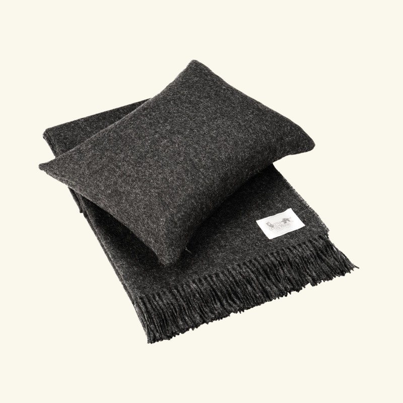 Poduszka podróżna z alpaki grey ciemny szary - zestaw z pledem